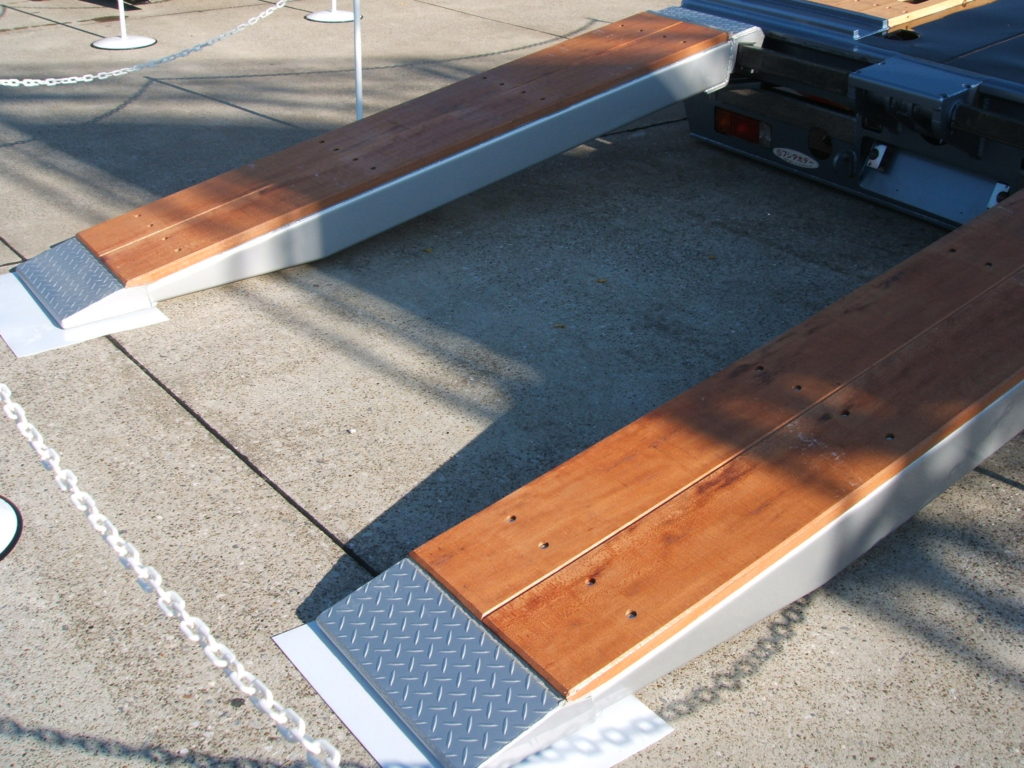 重機運送車の歩み板とは – アピトン担当者の作業日記 